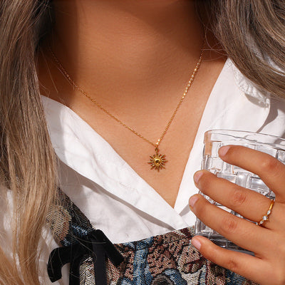 Eliora Guld Solhalsband – Solskensdesign